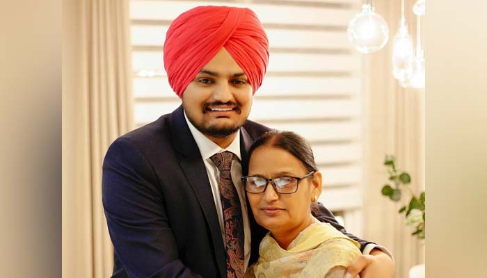 sidhu-moosewala-with-mother-charan-kaur Sidhu Moosewala Mother Charan Kaur Pregnant: ਮੂਸੇਵਾਲਾ ਦੇ ਘਰ ਗੁੰਜੇਗੀ ਕਿਲਕਾਰੀਆਂ